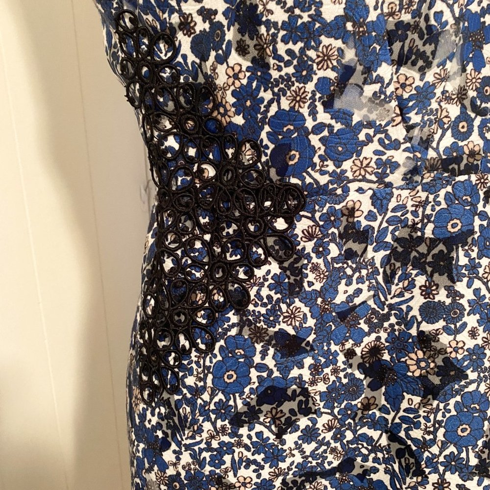 Elie Tahari V-Neck Sleeveless Blue and Black Floral Lace Wren Dress Size 8 - Picture 6 of 13
